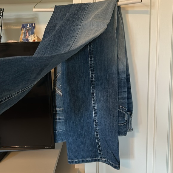 Women's R.E.A.L. Ariat denim jeans. Mid-rise straight, size 32R. Washed,not worn - Picture 9 of 15